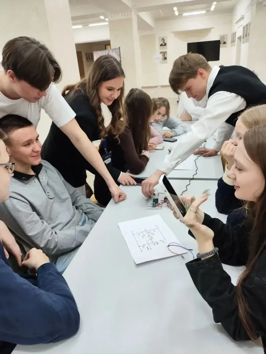 ⚡ Сегодня ученики 10А и 10В технологических классов посетили фестиваль радиоэлектроники — яркое и ув