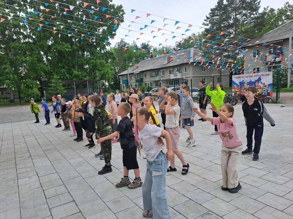 📸 Моменты нашего летнего лагеря! 📸 
 
☀ Зарядка под открытым небом — начинаем день с улыбки! 😄 
�