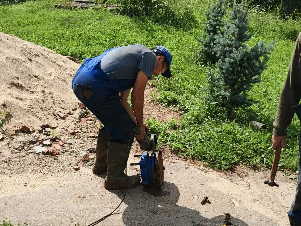 🛠️ В настоящее время ведутся работы по восстановлению кольцевого водопровода, проходящего по улице 