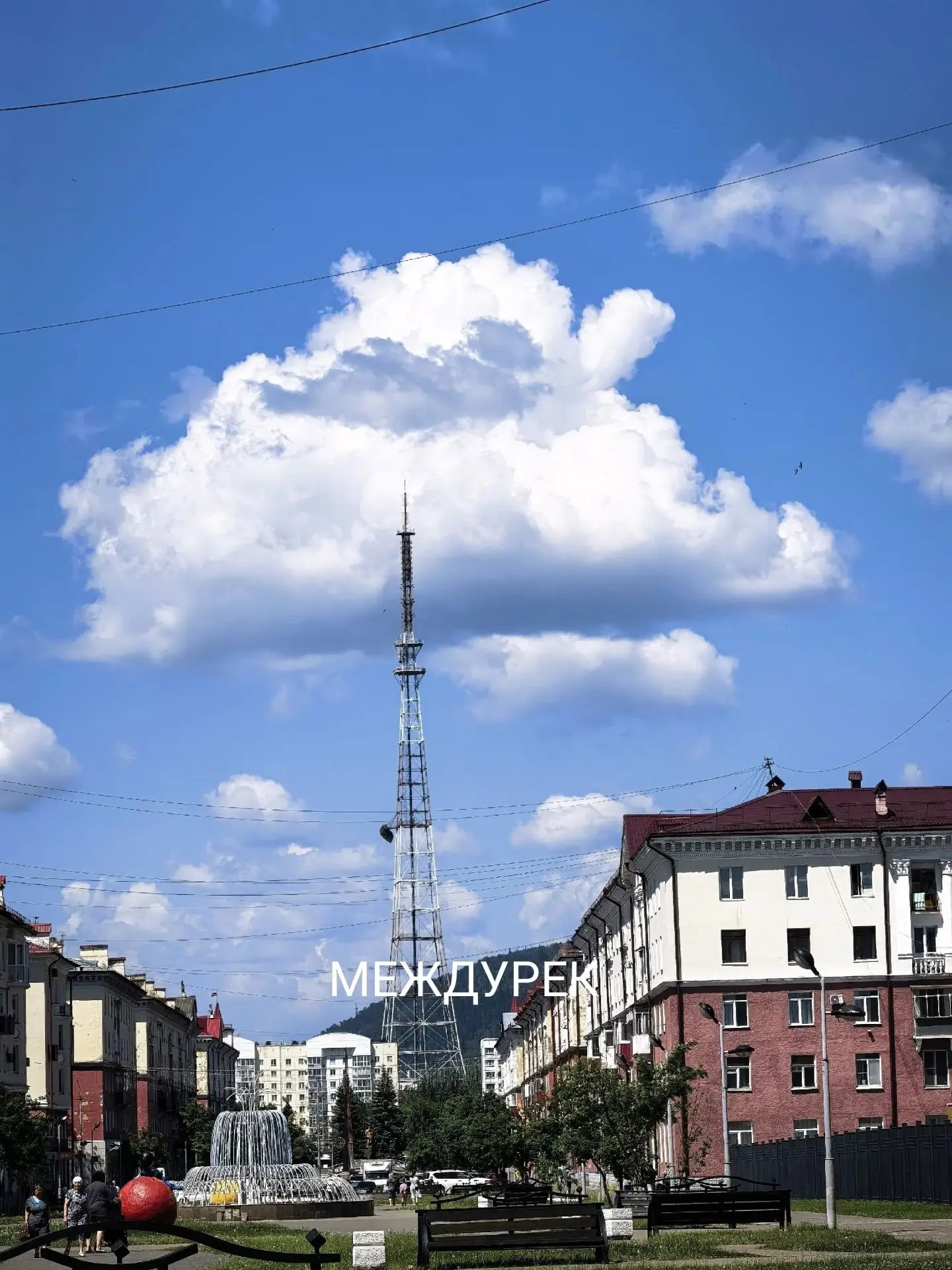 Телевышка поймала облако на антенну!