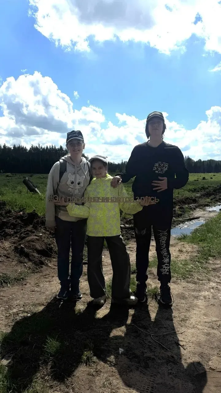 📢 Вот это новость! Наши ученики посадили новый лес!   🌳 Двое ответственных активистов, ученица 4 «А»