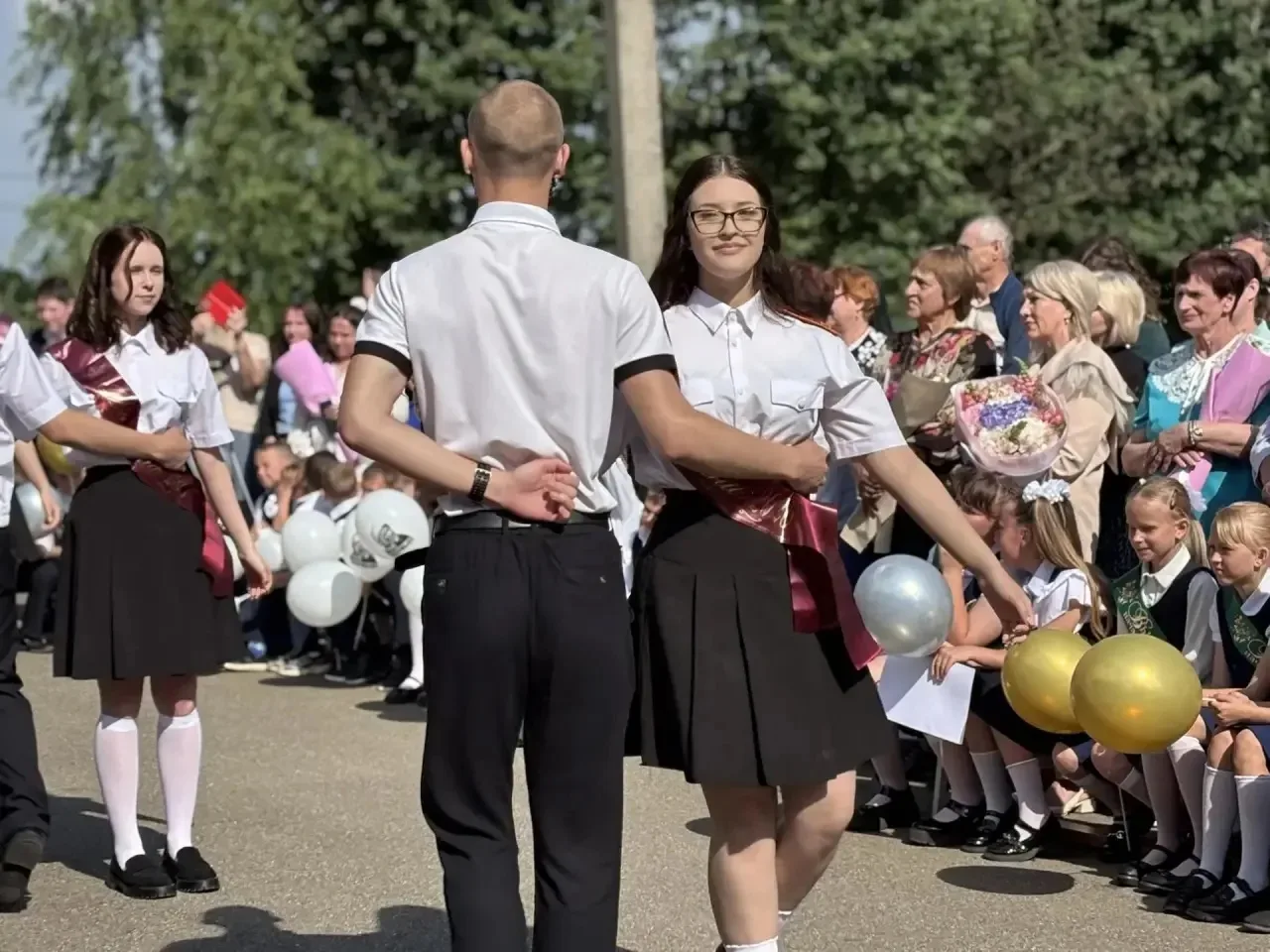 Вот и прозвучал последний школьный звонок... 🔔  За спиной остались годы открытий, побед, веселых пер