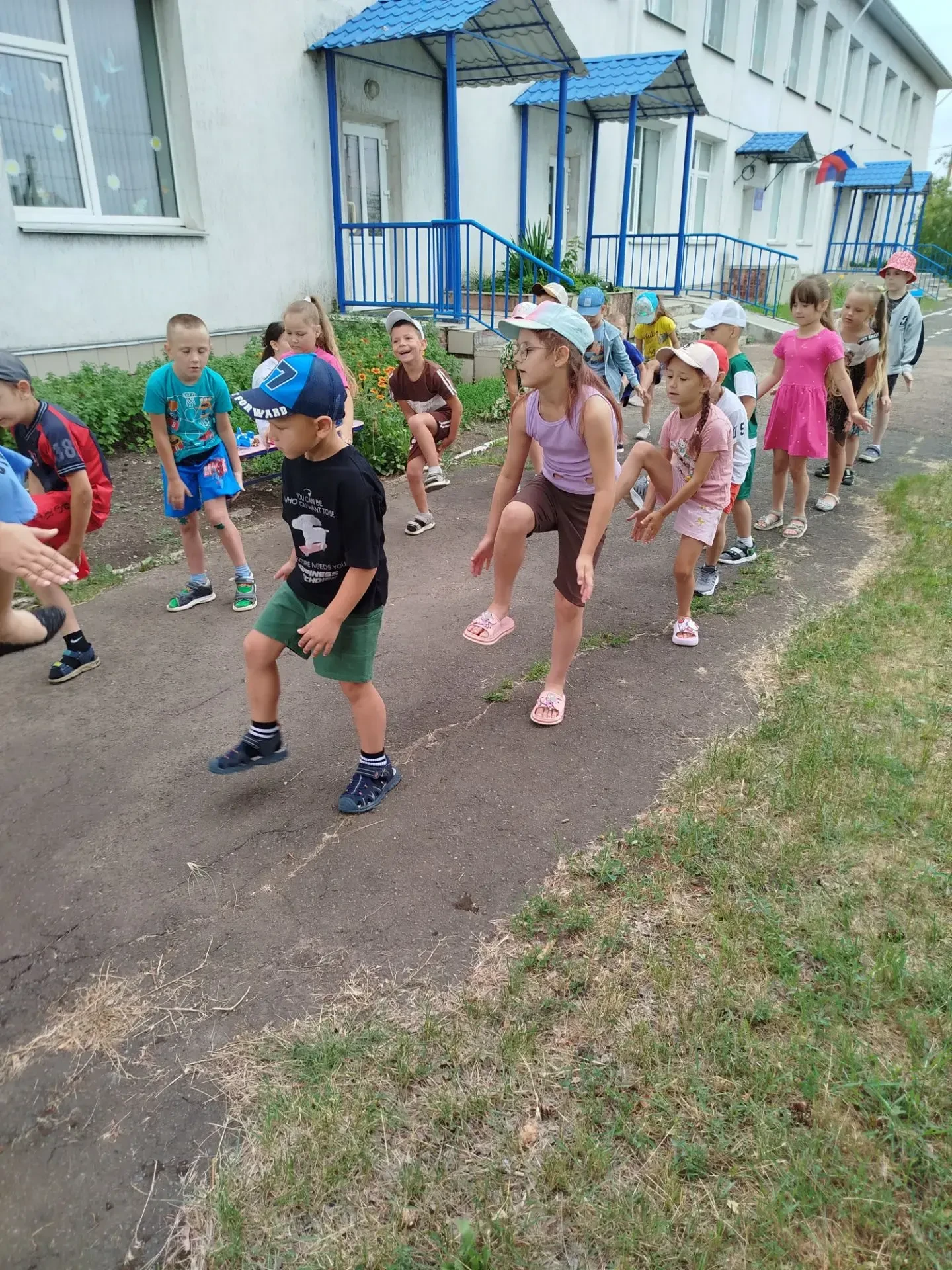 Бодрое утро: почему утренняя зарядка в ДОУ — это важно
Утренняя гимнастика в детском саду — это не п