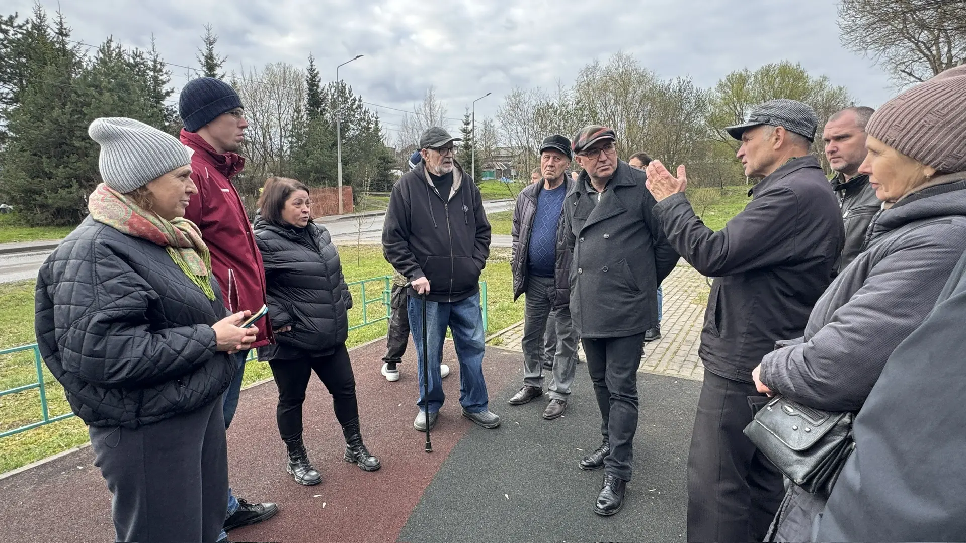 Алексей Зотов провел обход в деревне Красная Пахра  Глава управы района Троицк вместе с жителями 30 