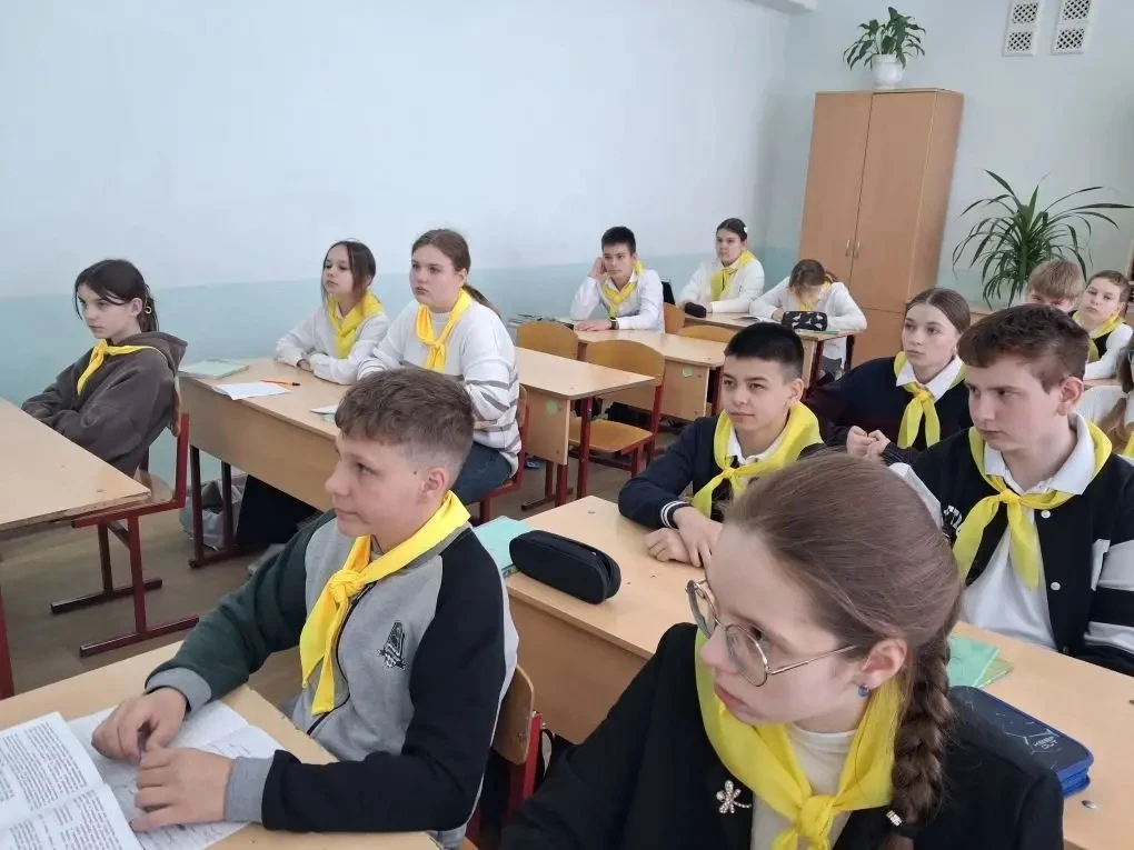 📱✨ Акция «Телефон доверия — ресурс поддержки» от учеников 8в класса Сегодня ученики 8в класса провел