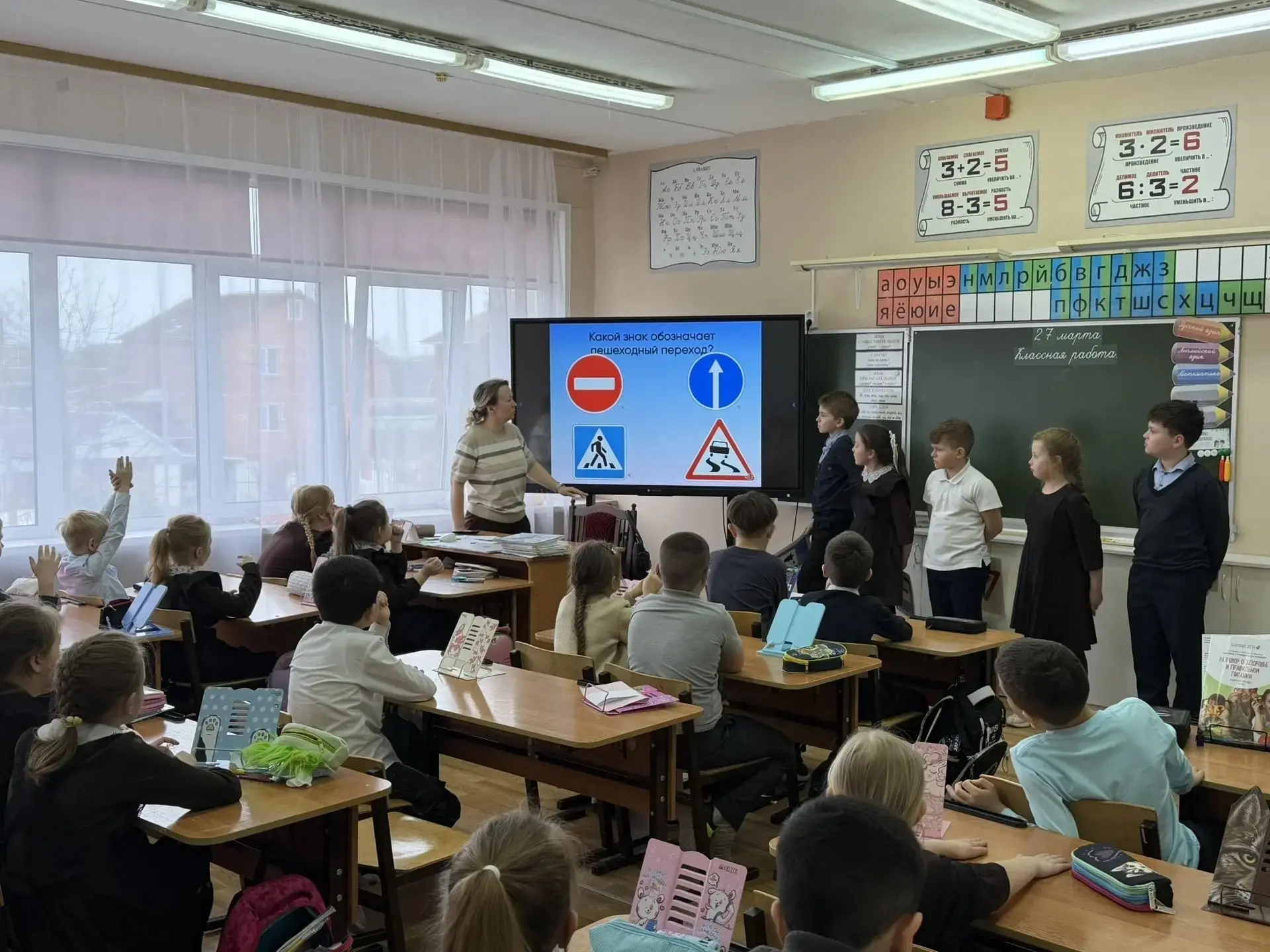 В рамках проекта ШПД члены отряда Юных инспекторов движения (ЮИД) из 4а класса провели тематическое 