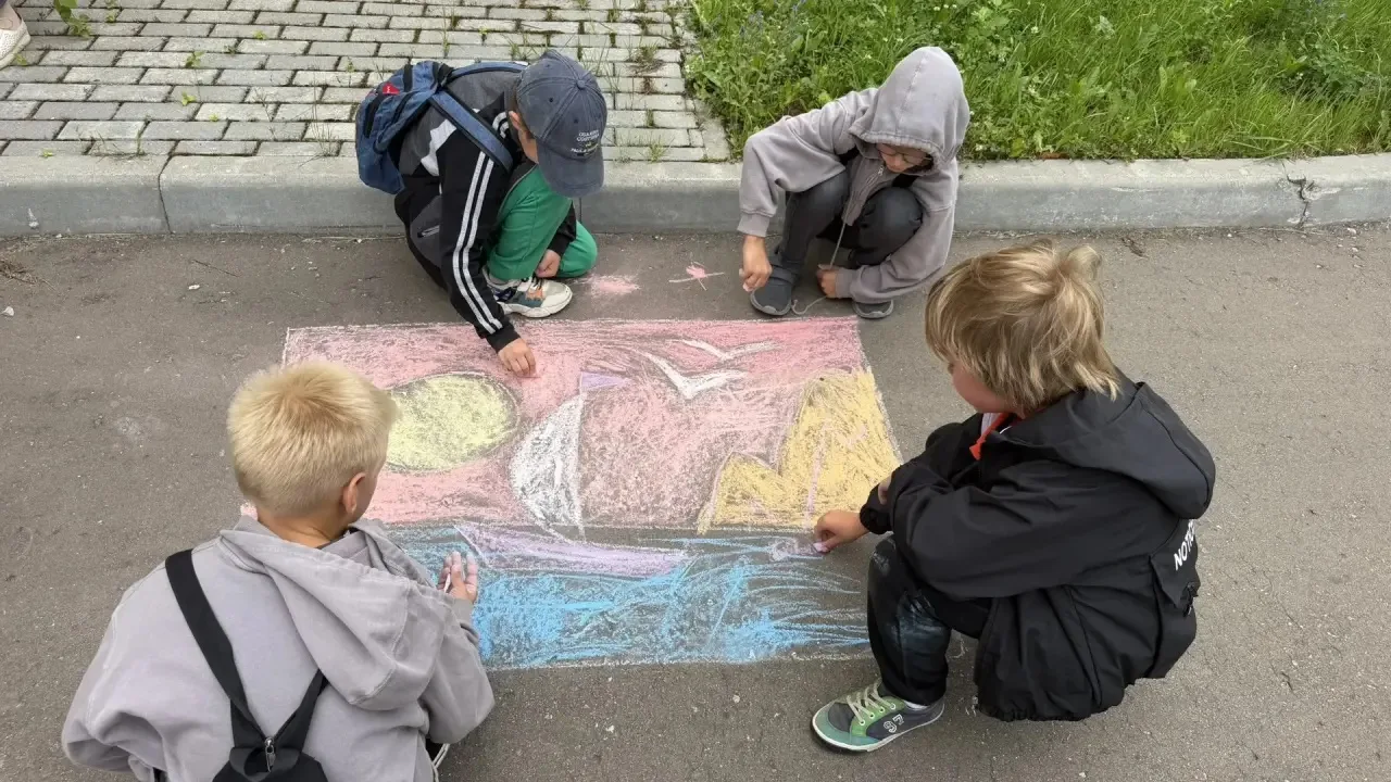 ☀️🌩 День в нашем лагере начался с бодрости! Несмотря на хмурое утро и тучи за окном, мы не отменили