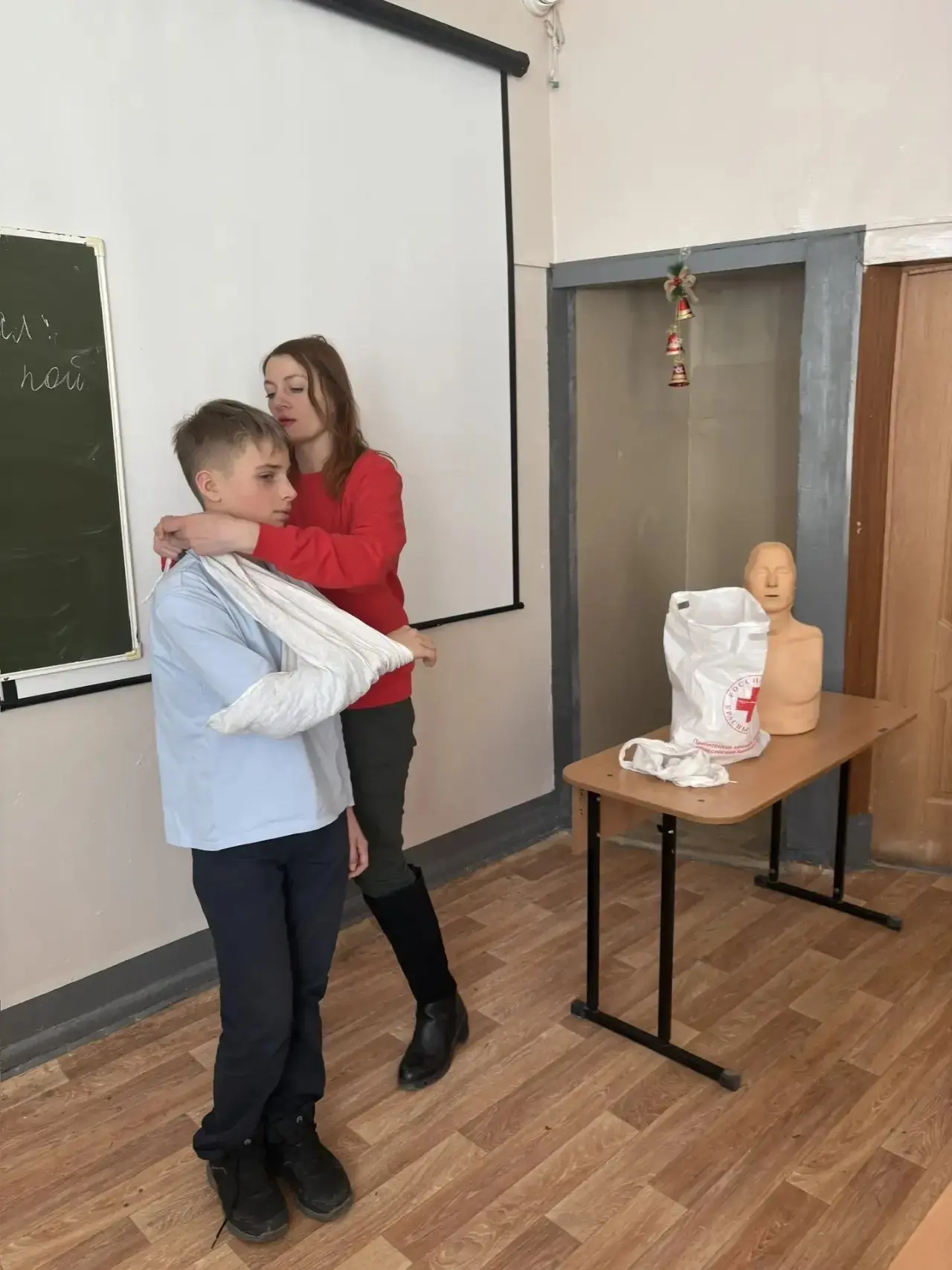 🚑 НЕ ПРОСТО УРОК, А ШКОЛА ЮНЫХ СПАСАТЕЛЕЙ!  Недавно в юнармейском отряде 5 «А» класса прошло крутое 