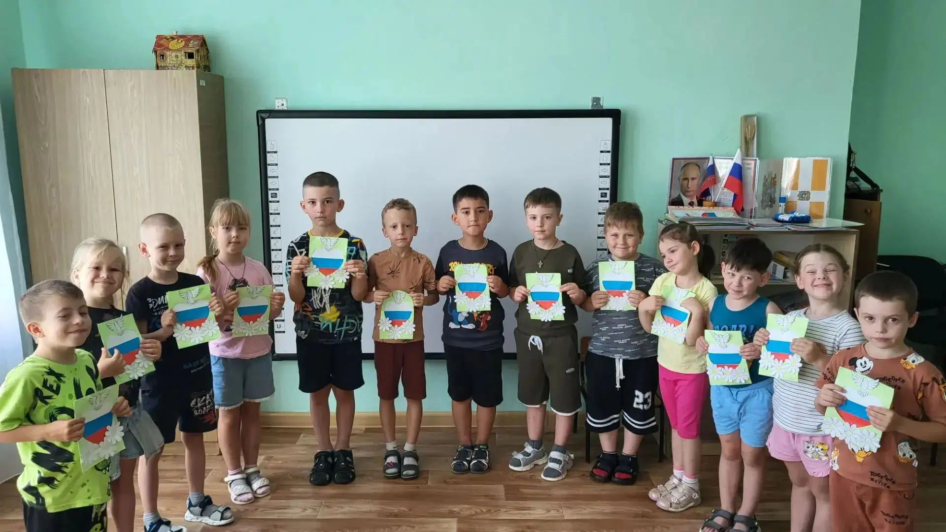 🎉 Ко Дню Российского флага в логопедических группах «Совята» прошла беседа, на которой...