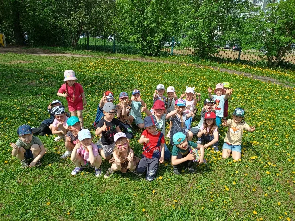 ☀В мае на зелёной траве🌱🌱 зажигаются сотни маленьких солнышек, предвестников лета.