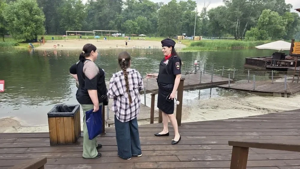 🇷🇺В день России в Курске полицию можно встретить везде. 

👮‍♂️👮Стражи порядка патрулируют торгов