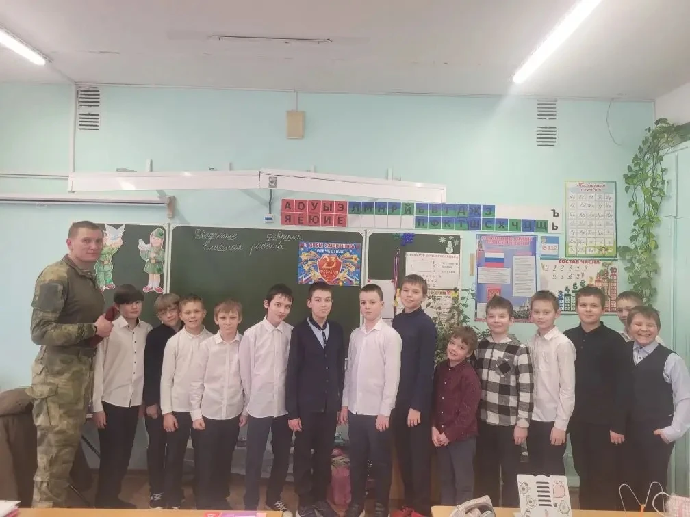 Урок мужества с почётным гостем  Недавно в 4 «Б» классе прошёл урок мужества с почётным гостем — пап