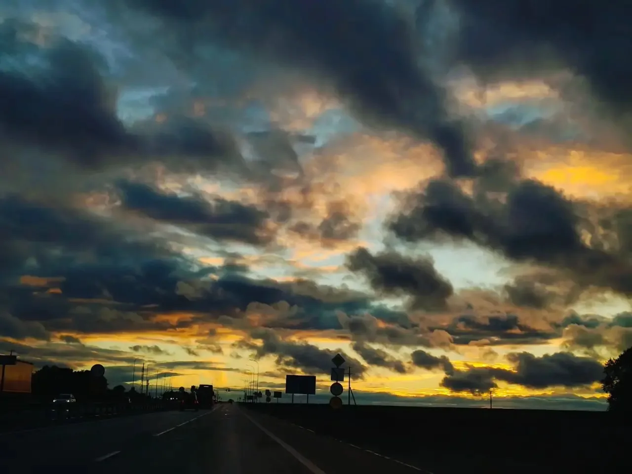 Завораживающий кадр  сегодняшнего заката 🌅