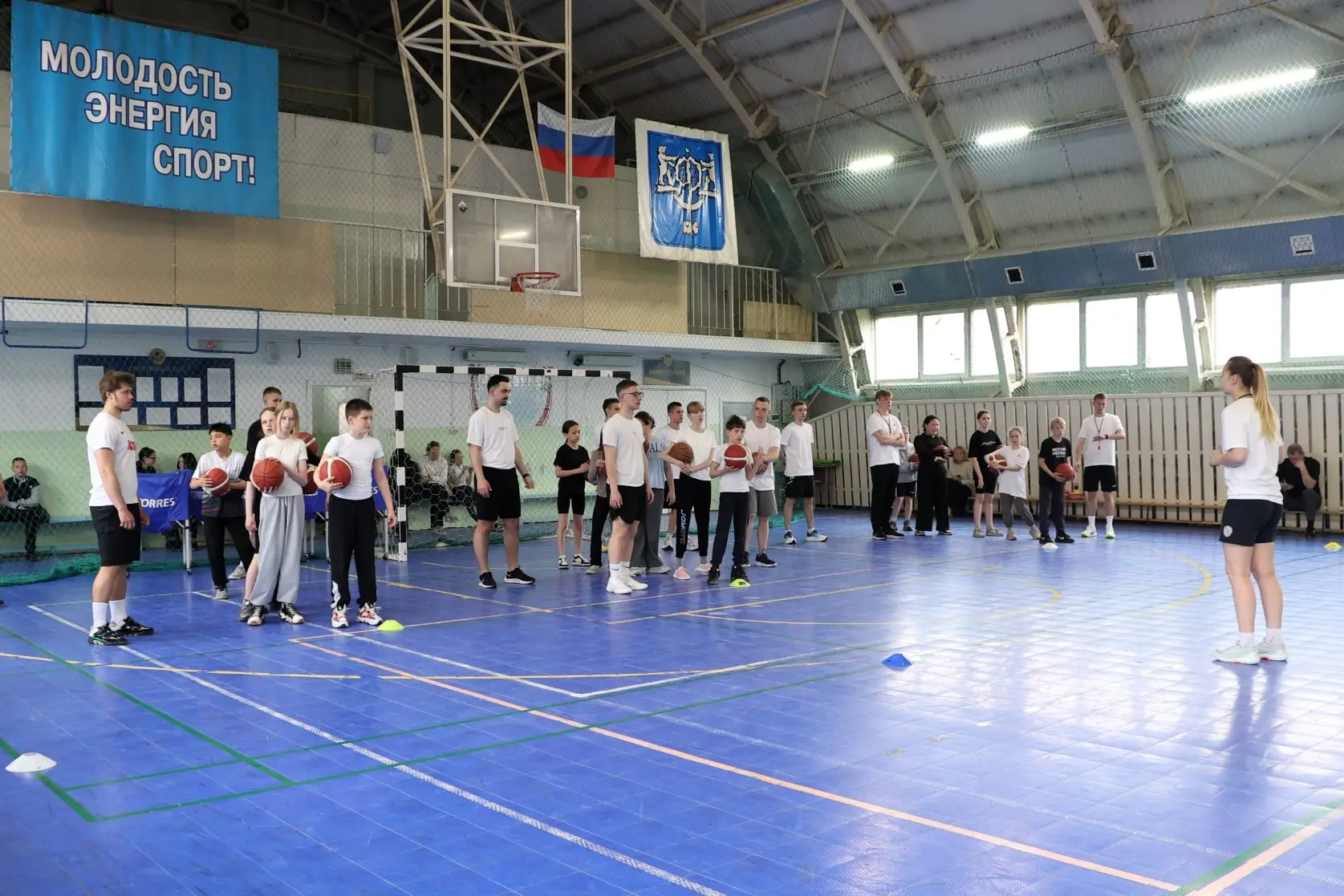 🏫 От теории к практике: студенты СахГУ провели первый открытый урок для школьников  В МАОУ СОШ №16 г