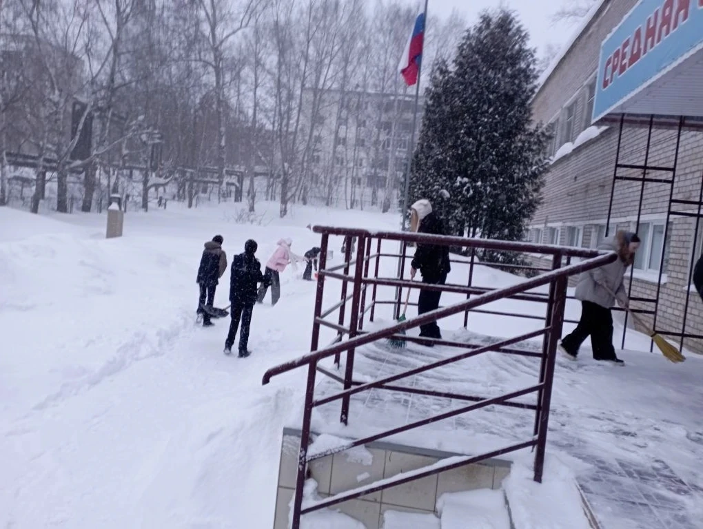 👏 Трудовые отряды подростков нашей школы вновь доказывают свою значимость и ответственность! Под рук