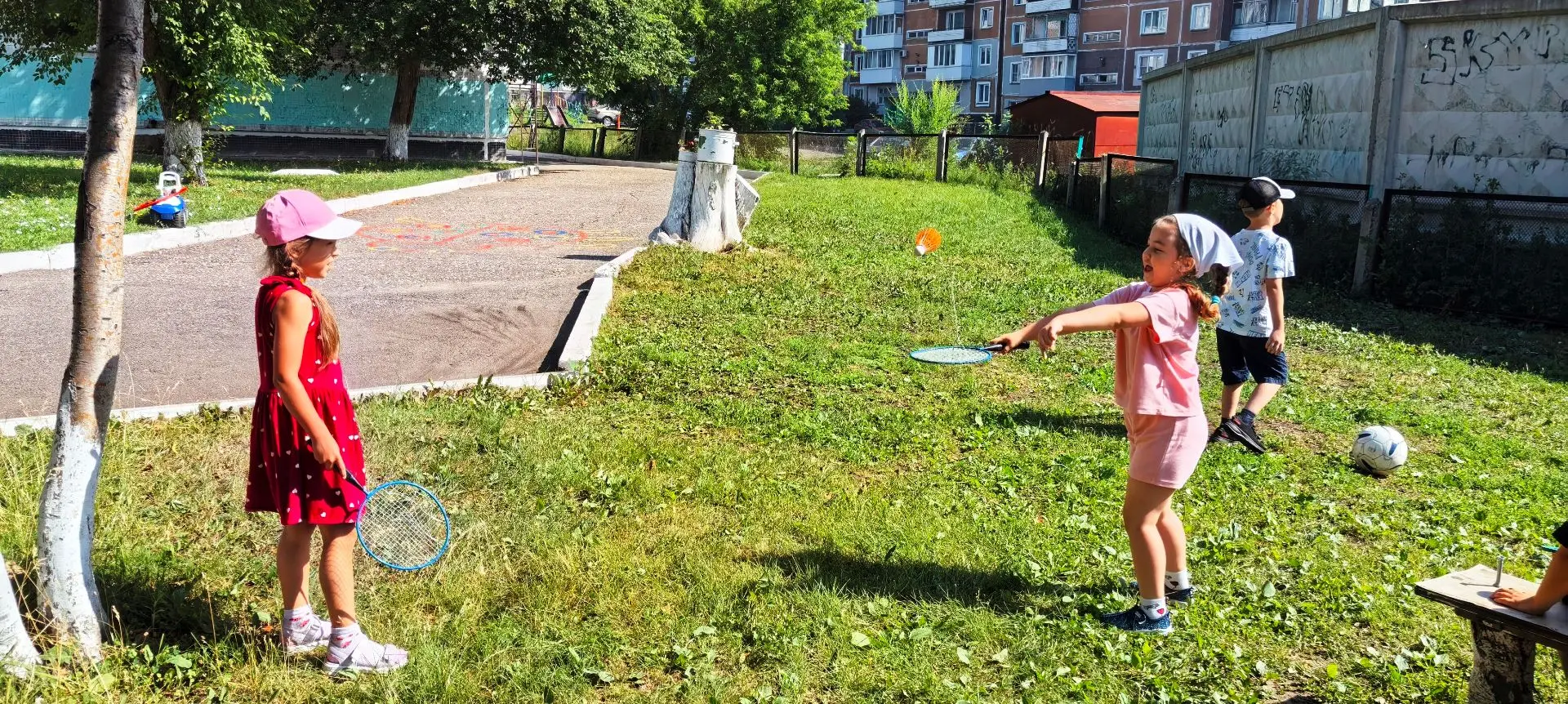 Лето — время открытий, и одна из самых ярких страниц нашего сада — это, конечно, прогулки! От прогул
