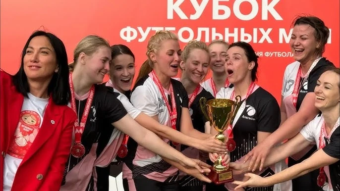 Быть мамой футболиста, значит, годами сидеть на трибуне с запасной кофтой и точно знать...