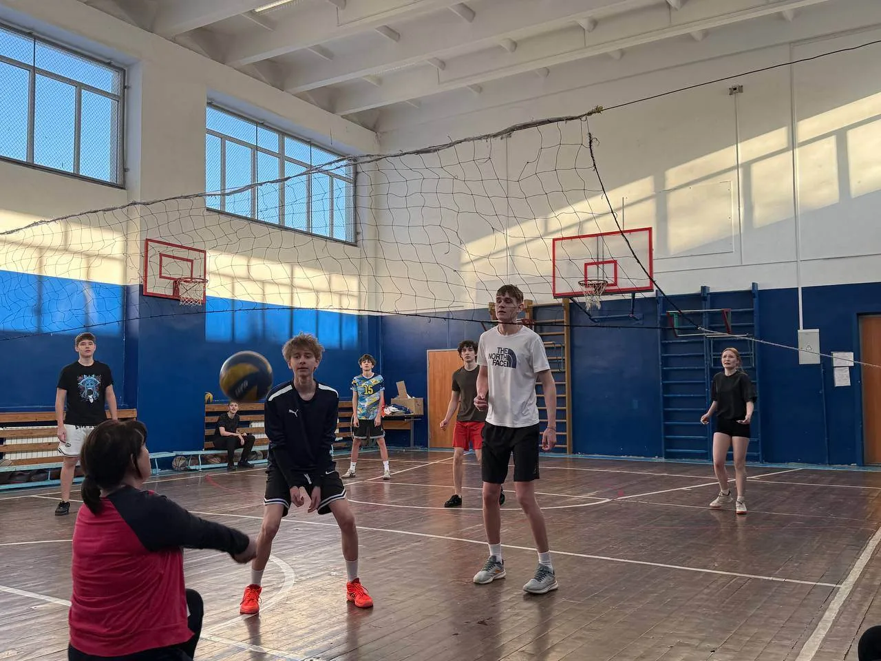 🏐Товарищеская встреча по волейболу: педагоги против старшеклассников!                               