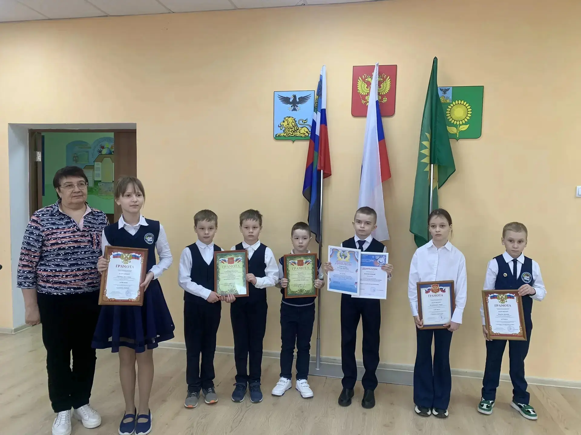 🇷🇺🇷🇺🇷🇺13 апреля состоялась торжественная линейка, посвящённая поднятию флага РФ.  🎓Почётное право по