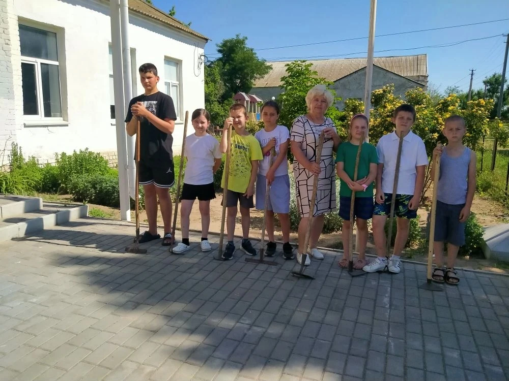 ✨ Завершена работа l-смены на пришкольном участке! ✨