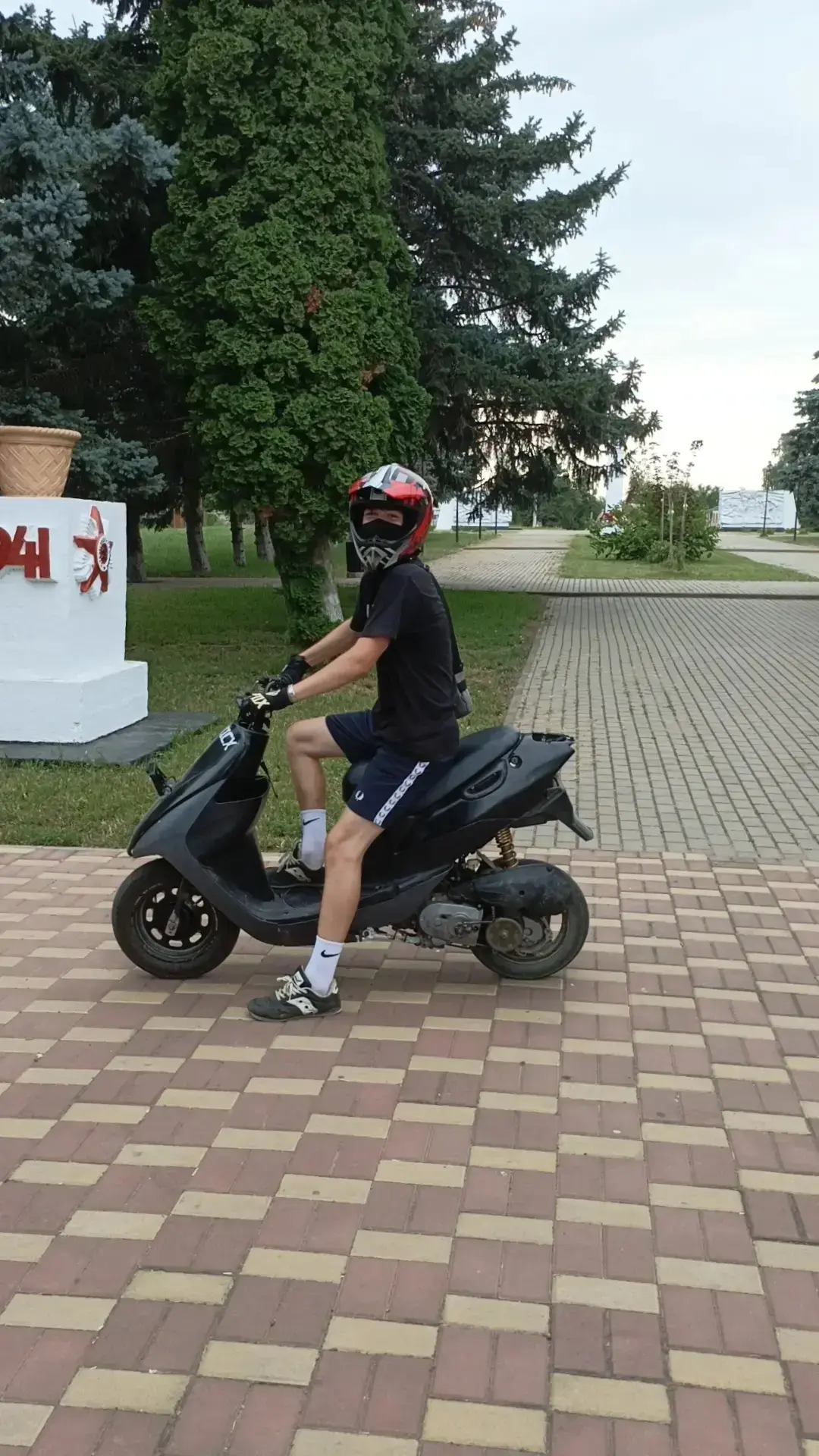 Питбайкам и мопедам в парке не место! 🙅‍♂️
Это вопрос безопасности: в пешеходной зоне легко создать