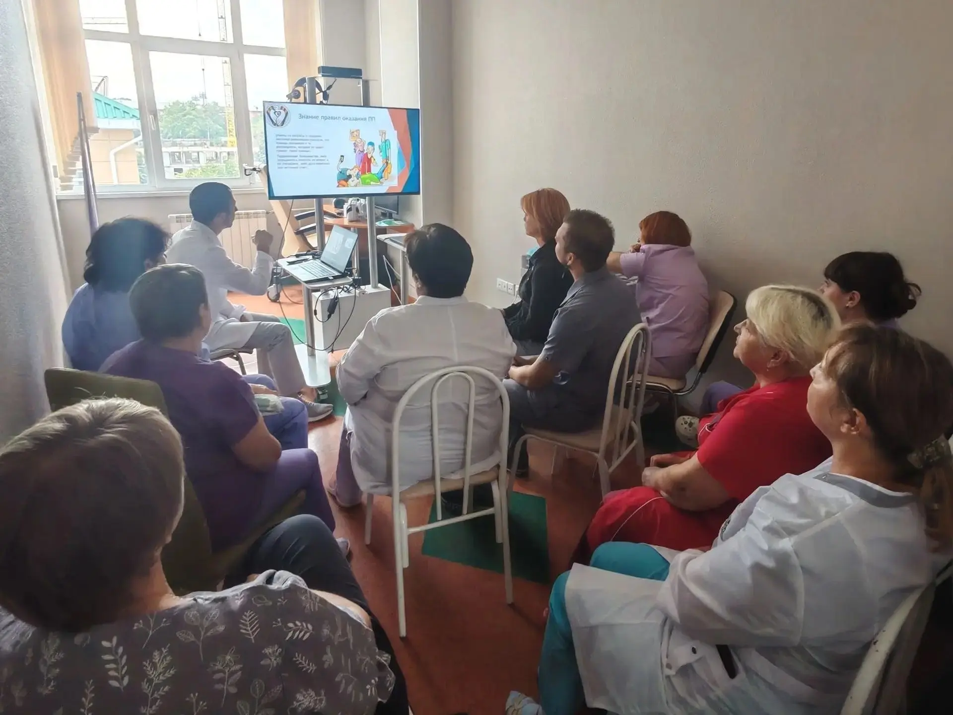 В Кузбасском госпитале дан старт образовательному циклу по оказанию первой медицинской ...