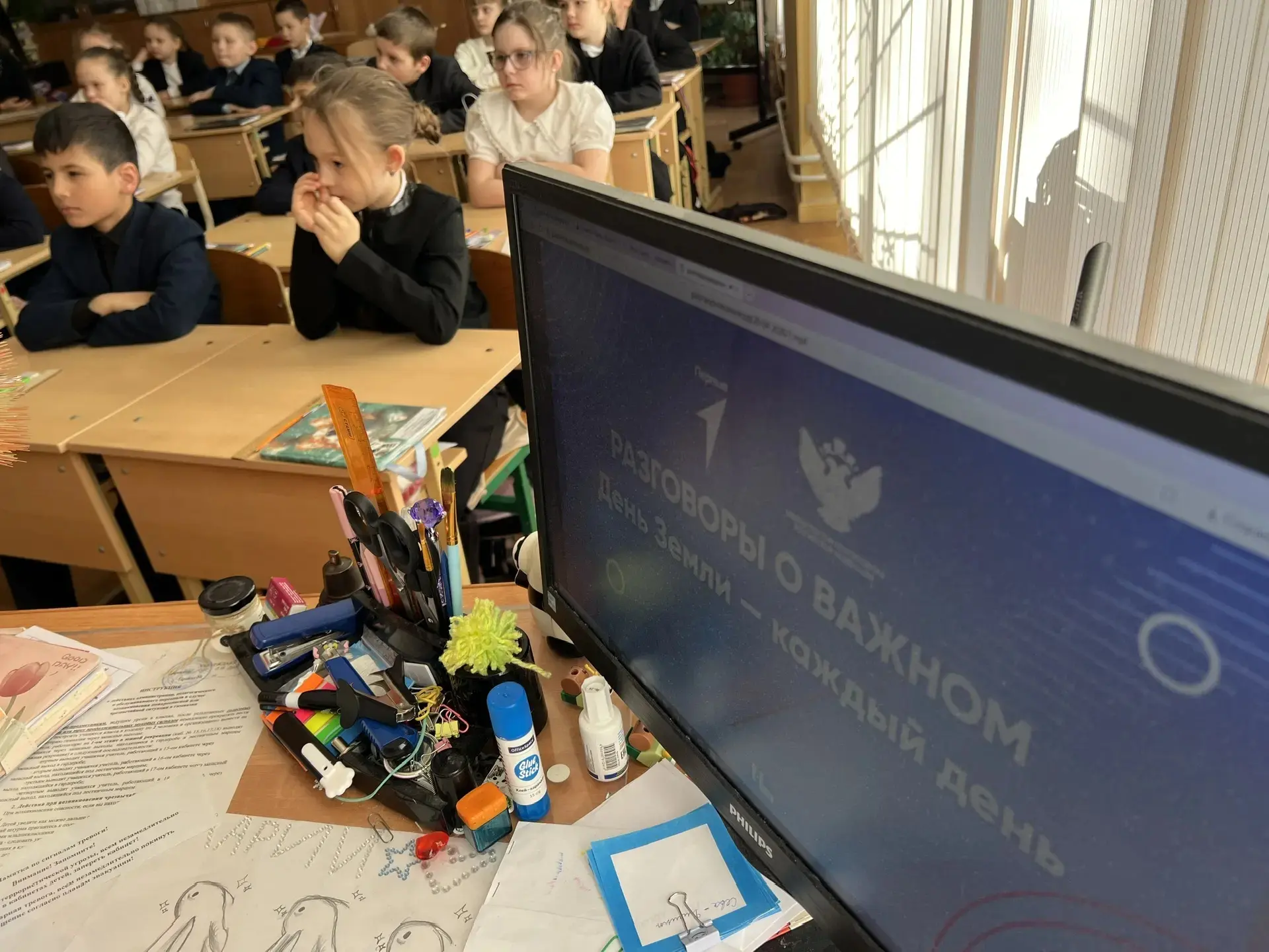 🇷🇺 РАЗГОВОРЫ О ВАЖНОМ    Утро понедельника 20 апреля в гимназии традиционно началось с торжественной