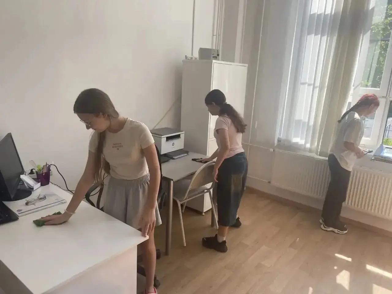 ☀️ Летняя практика: ребята приводят школу и пришкольный участок в порядок! 

Каникулы — не только пр