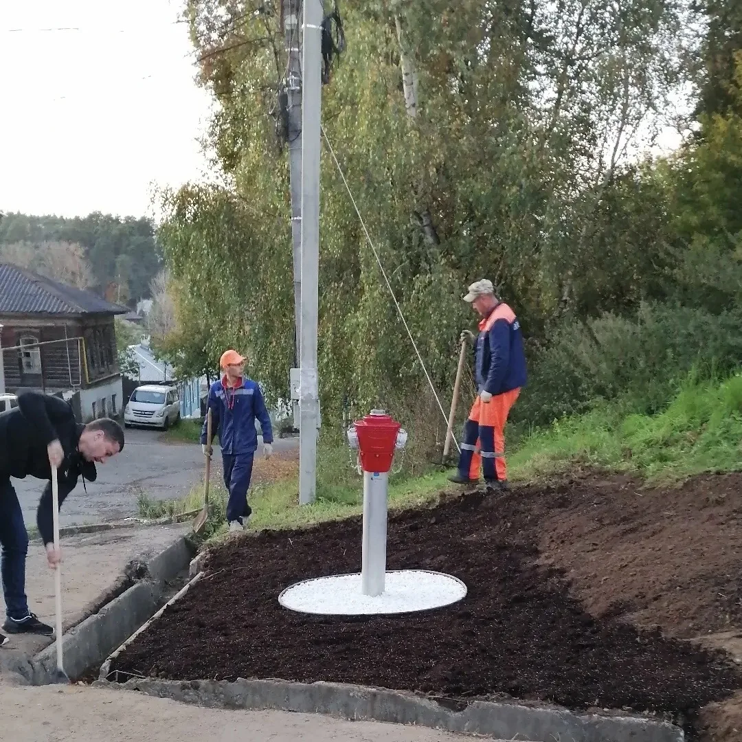 💧 Сотрудники ГП «Калугаоблводоканал» установили первый надземный пожарный гидрант в Бо...