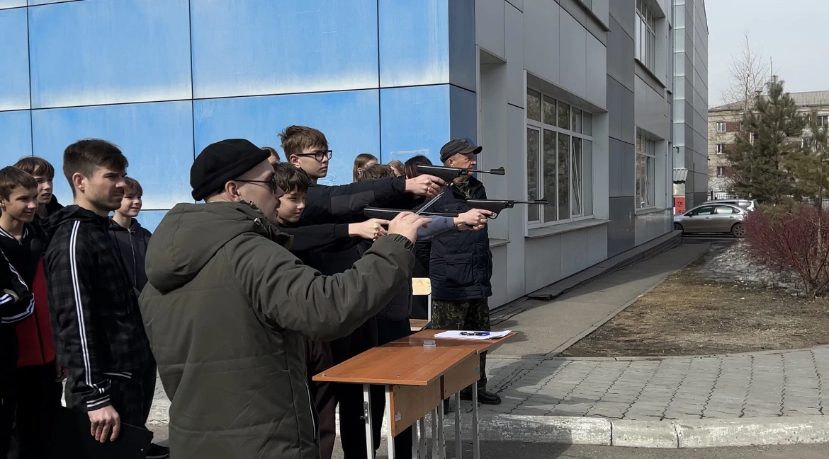 🚀 Скорость, тактика, победа: «Зарница» для 7-8 классов!  В пятницу на территории нашей школы было по