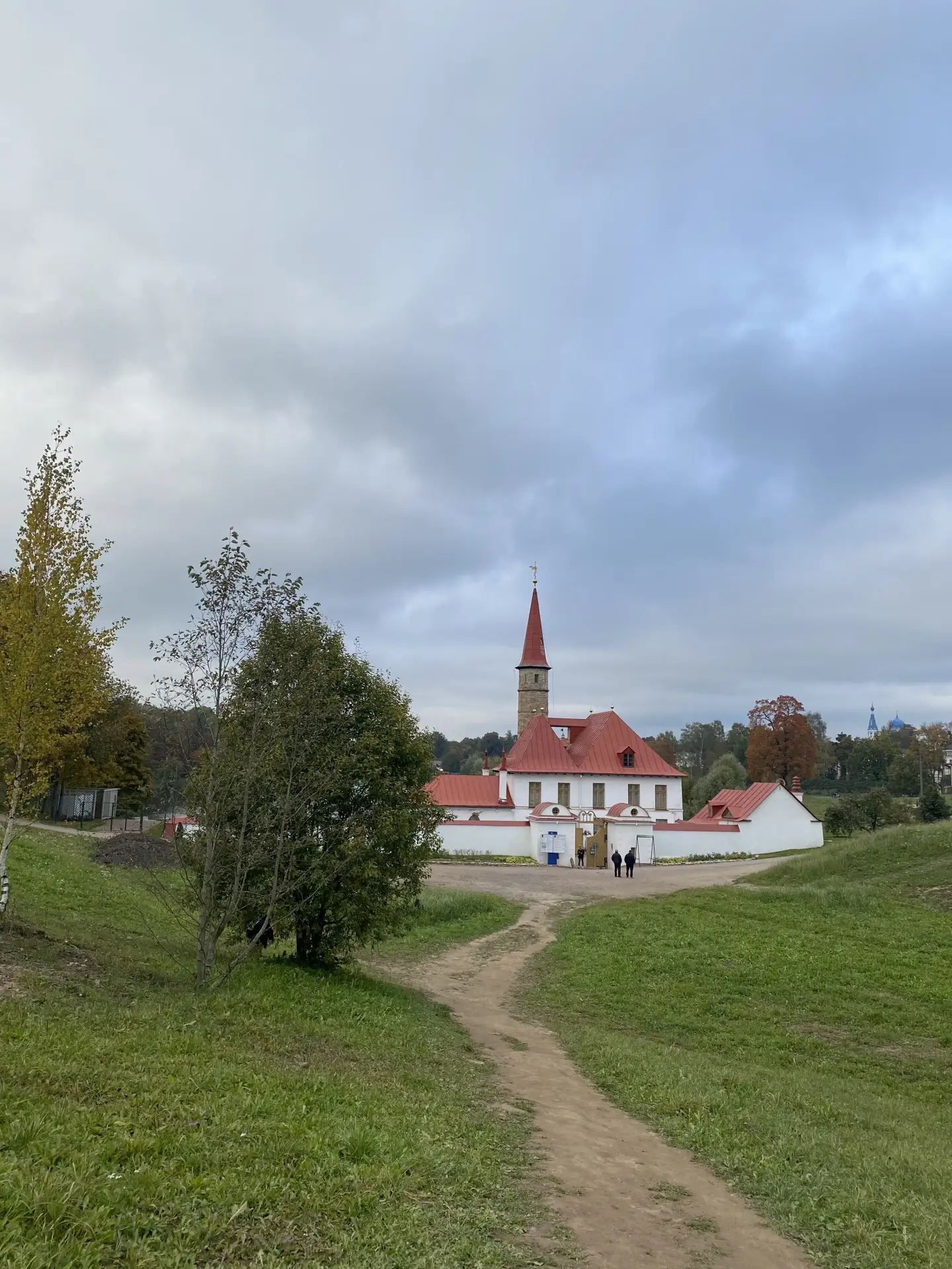 Куда уехать на природу из Петербурга?

Если хочется сменить городской шум на леса, озера и старинные