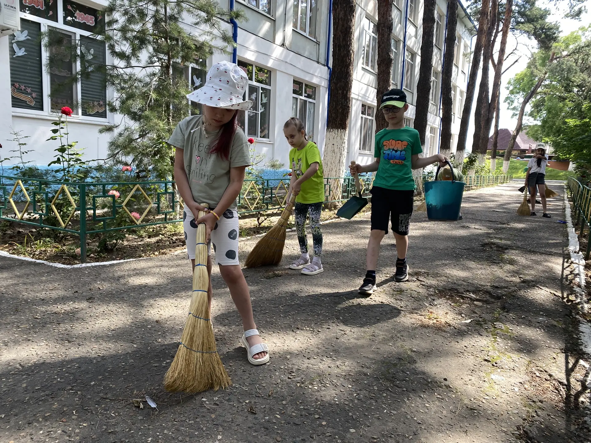 🌿 На пришкольной территории МБОУ СОШ 6 им. Ю. А. Гагарина Кавказского района в рамках летней площад