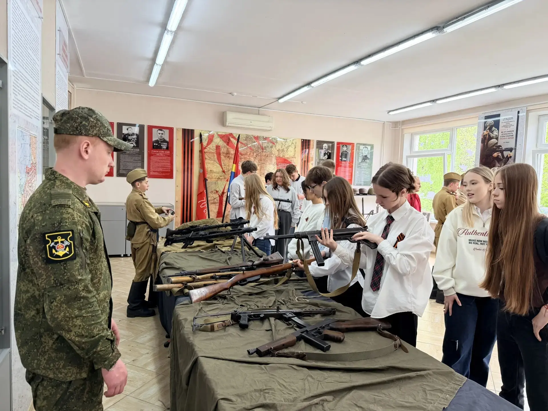 ✏️Сегодня в лицее прошла  поистине захватывающая  выставка!   К нам приехали увлечённые  реконструкт