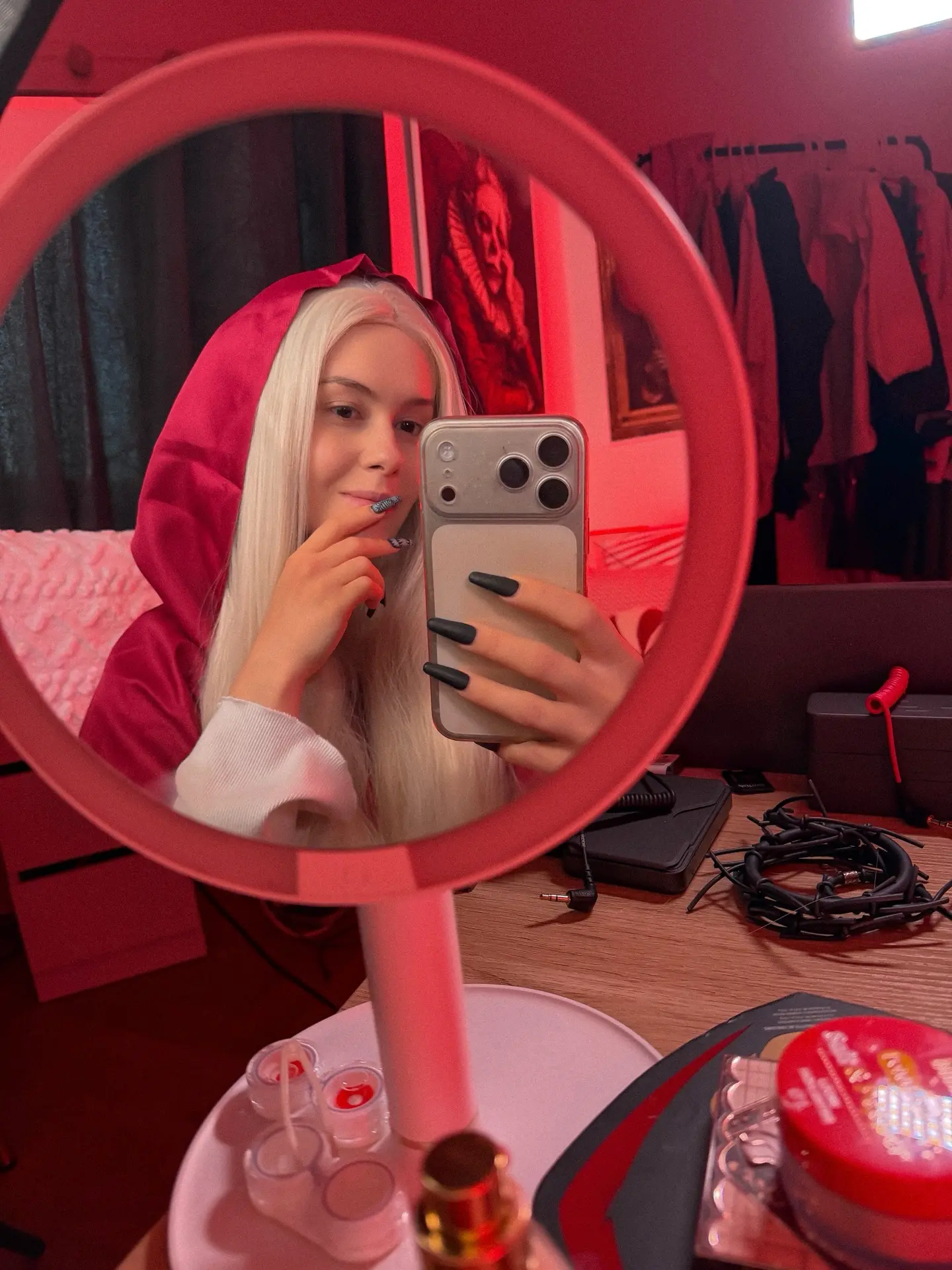 Села снимать новый шортс 😈😈😈 
Давно хотела снять про этого персонажа