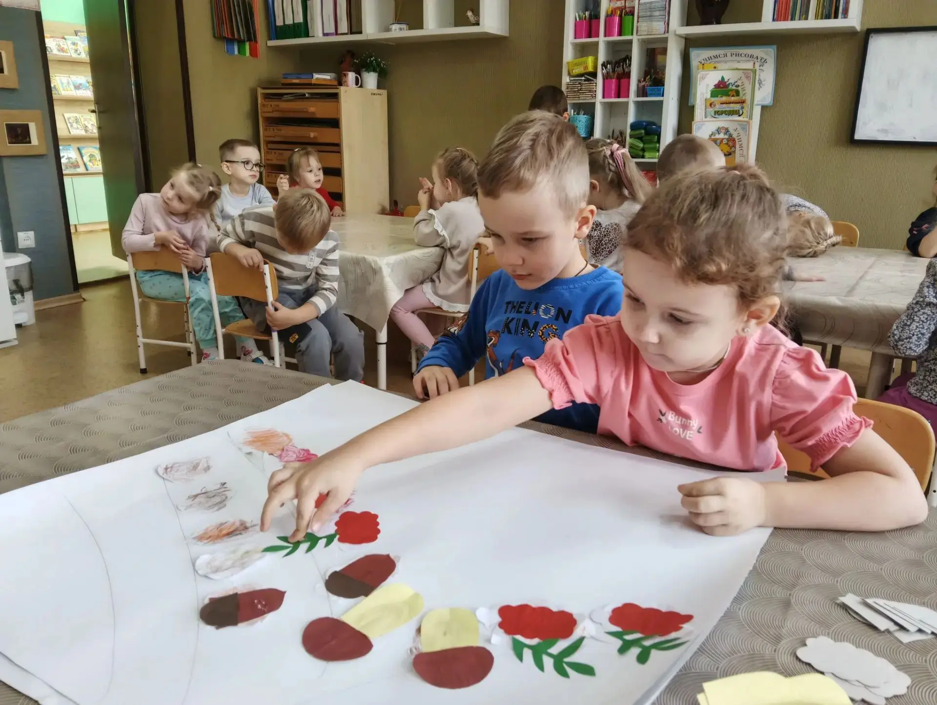 Группа "Звёздочки". Коллективная аппликация из цветной бумаги "Запасы для белочки". Раб...