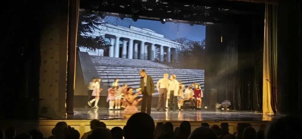 «Путешествие в прошлое: спектакль о детях военного Севастополя»  🏛️ Ученики 3-В класса посетили потр