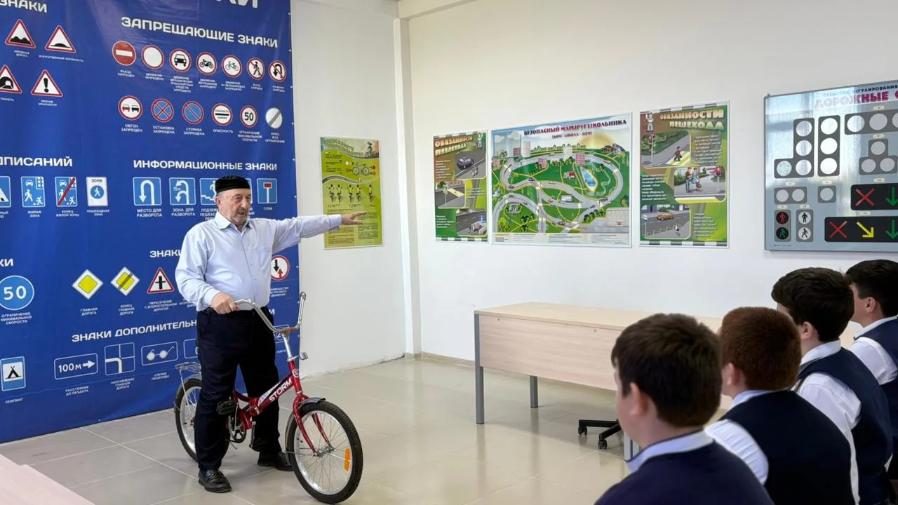 🎓Педагогом дополнительного образования Юсуповым В.У проведено занятие на тему:  «Вождение велосипед