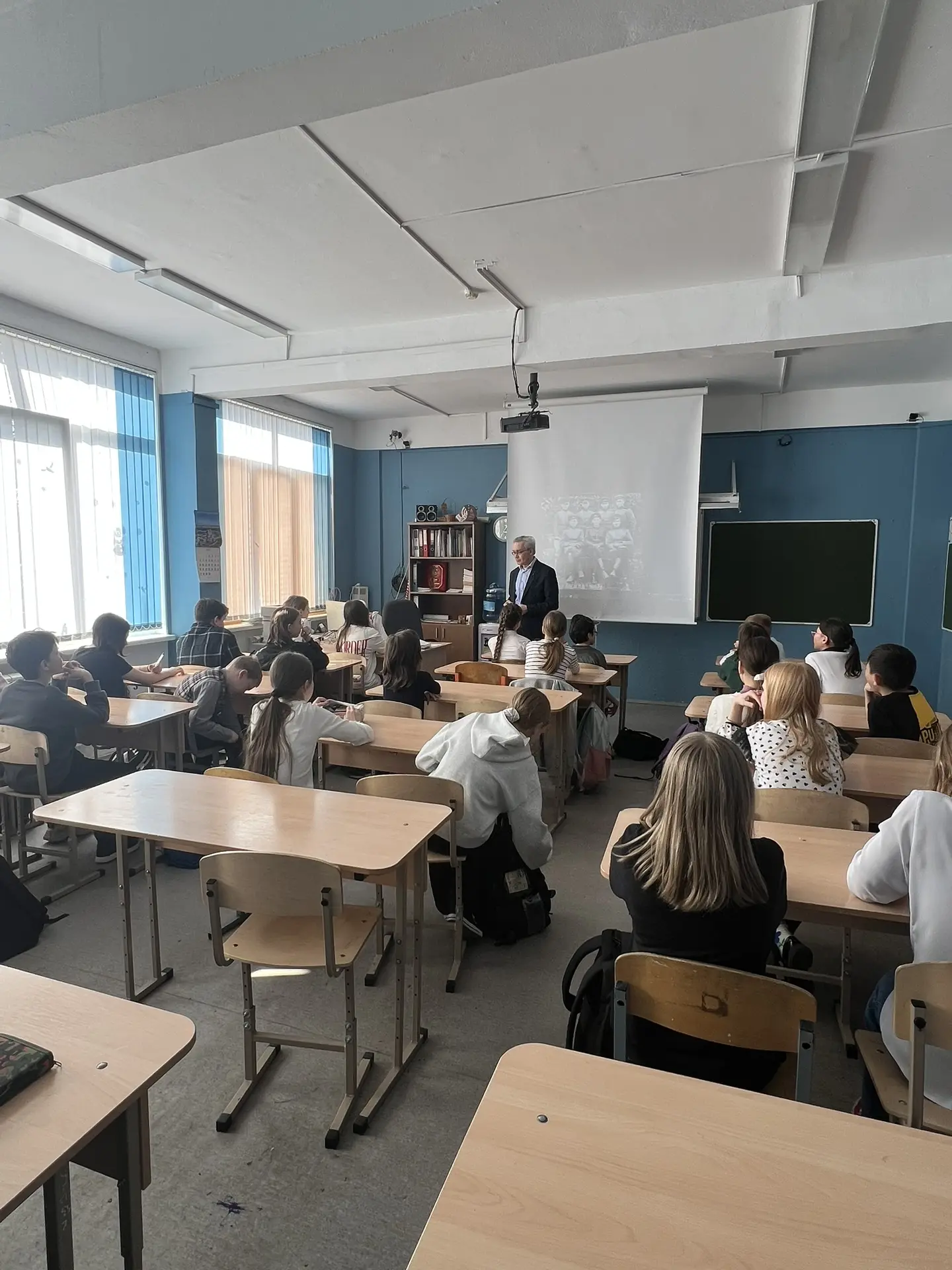 Вчера в гости к учащимся 5а класса на урок истории пришел наш друг  Виктор Николаевич Кокосов — росс