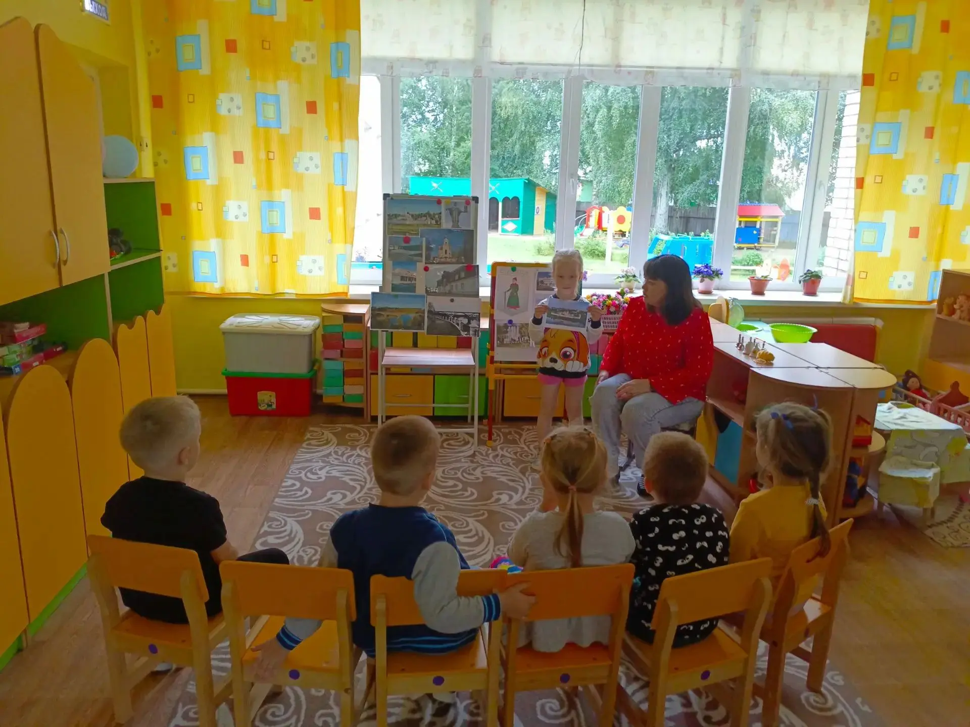 Старица — город наш родной,
 Уютный, светлый и живой.
 Здесь Волга ласково поёт,
 И солнце радостно 