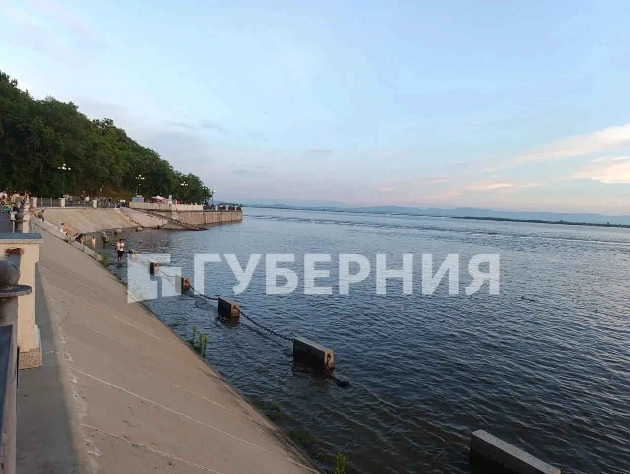 Амур затопил нижний ярус набережной стадиона имени Ленина в Хабаровске

Река полностью затопила весь