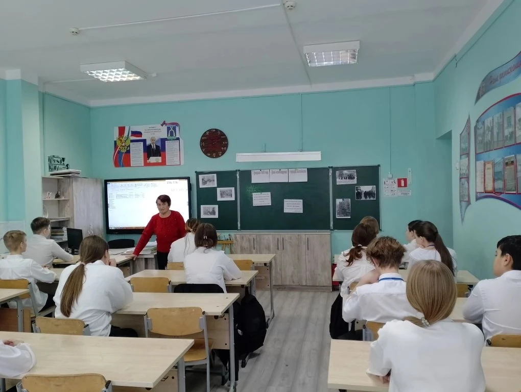 Педагог-библиотекарь школы, Деркач Валентина Григорьевна, провела урок памяти, посвящённый 83-й годо