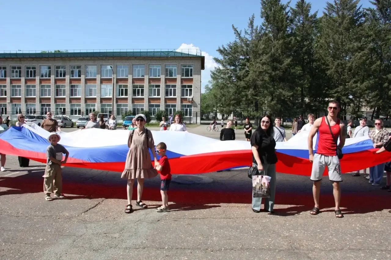 «Я живу в России»: в селе Амурзет торжественно отметили День России концертом на площади Ленина

В Д