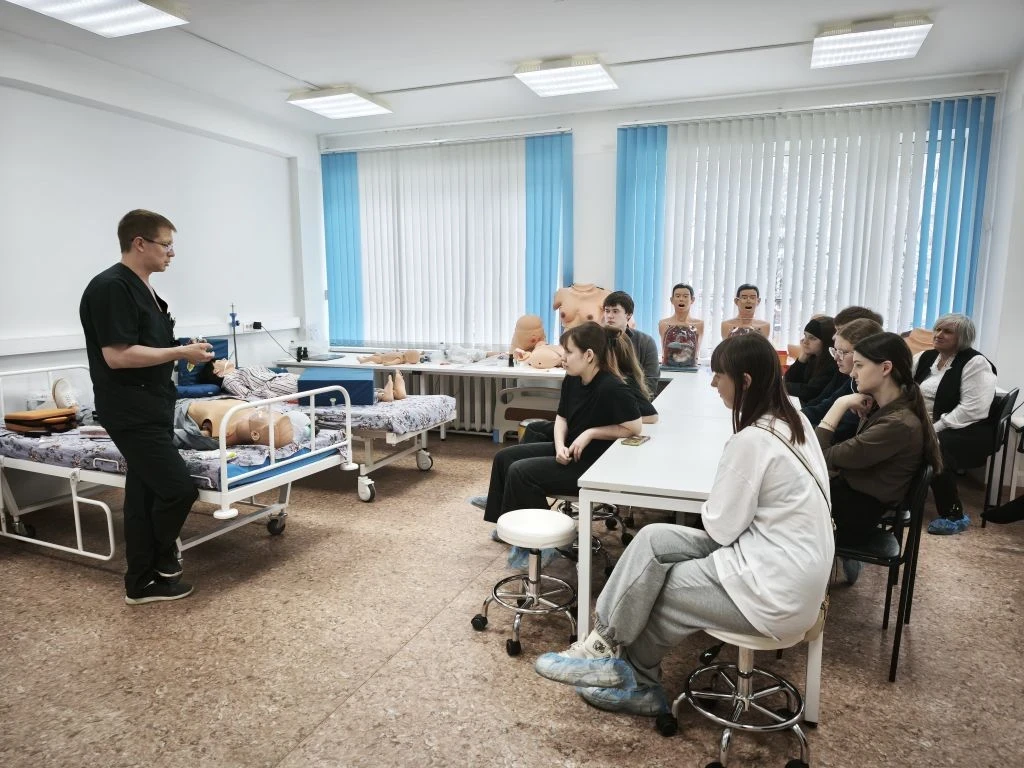 Будущие медики познакомились с Тихвинской МБ: экскурсия для десятиклассников профильного медицинског