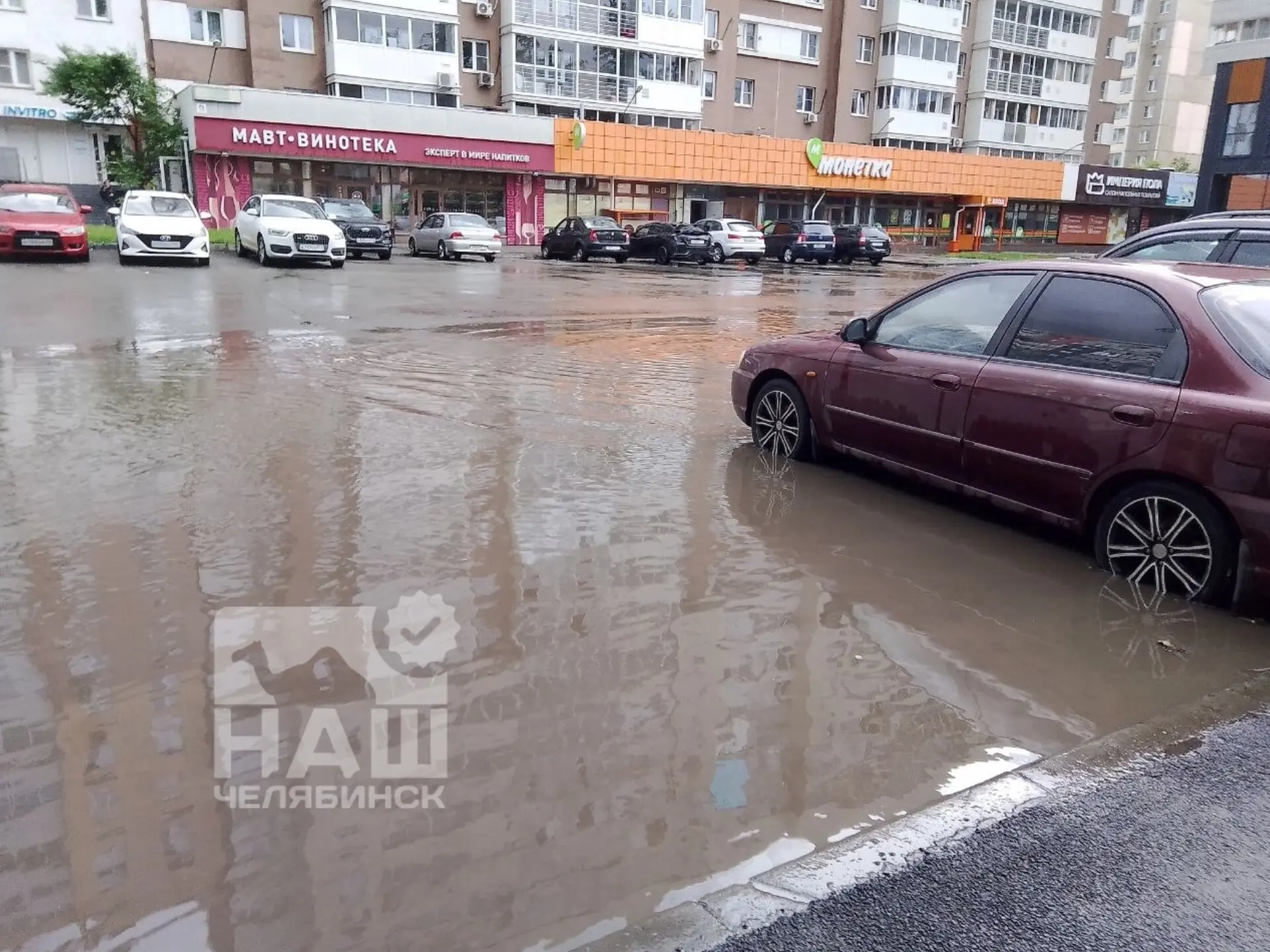 💧 Читатели делятся фото улицы Братьев Кашириных. Ливнёвки там снова не справляются с потоком воды

