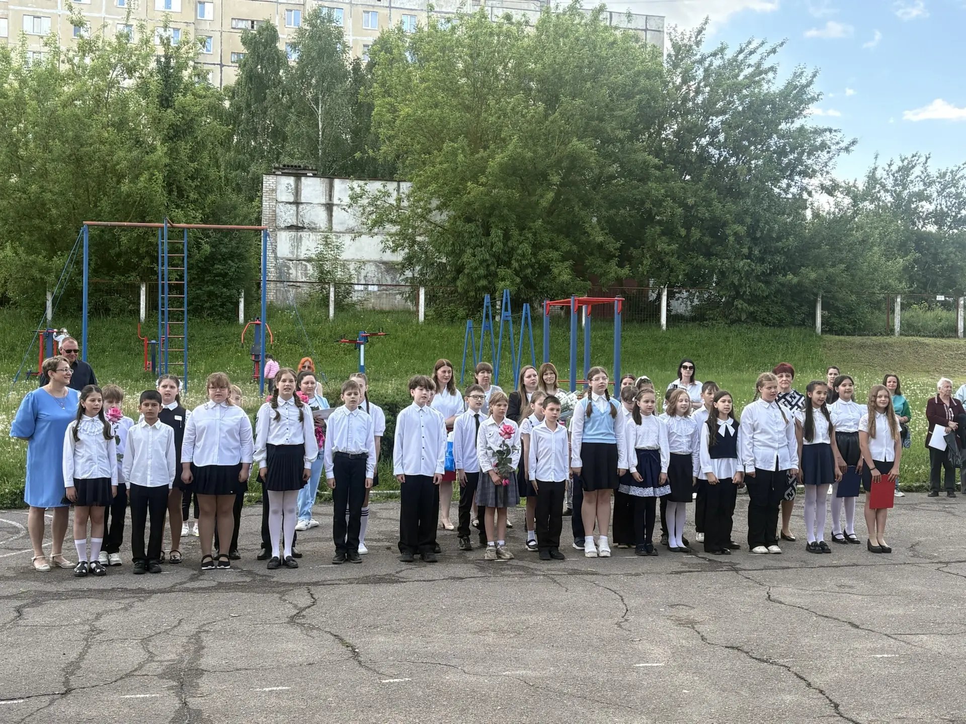 🎉 Сегодня в нашей школе прошли торжественные линейки, посвящённые окончанию учебного года! 

📚✨Уче