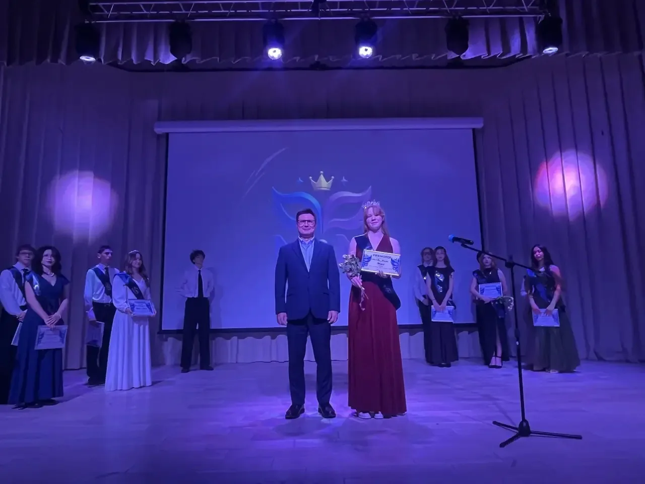 ✨ Прошёл конкурс «Мисс и Мистер школы-2026: Герои романа»! ✨  💃🕺Среди старшеклассников прошёл традиц