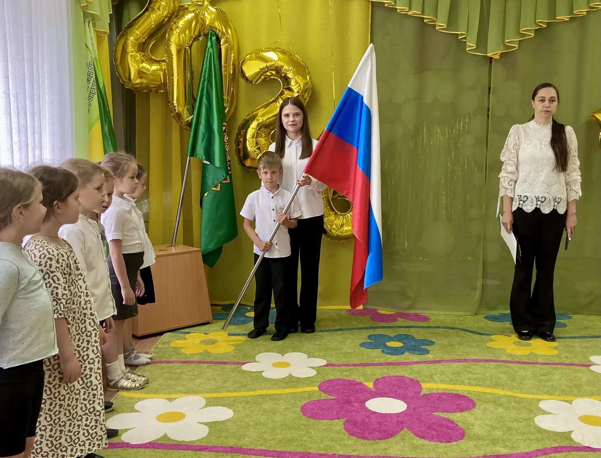 Понедельник — день традиционный, и начинается он с общей линейки. Но сегодня она особен...