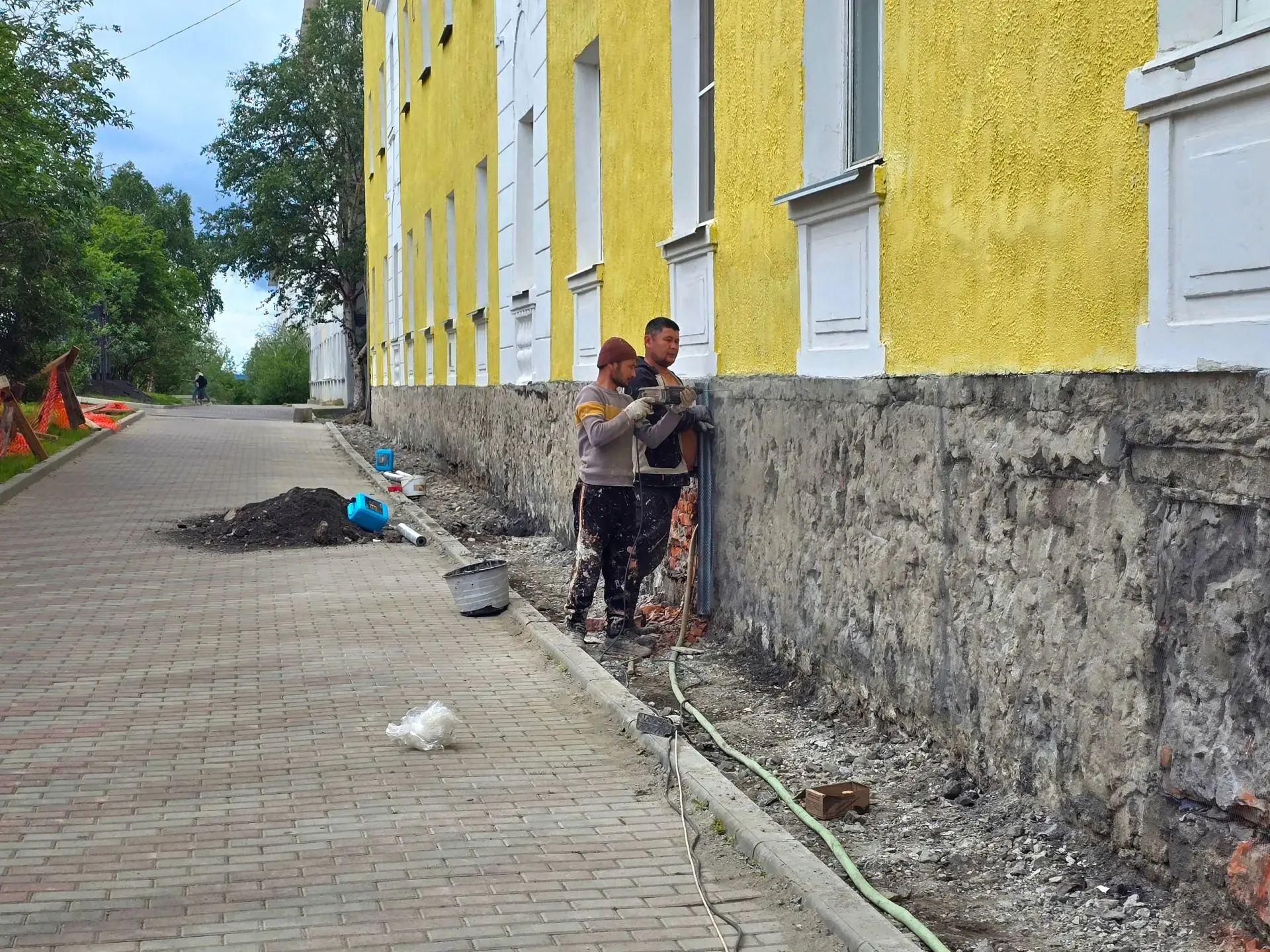 ⚒ ️У дома № 14 по Гвардейскому проспекту в Никеле начали ремонтировать и укреплять фунд...
