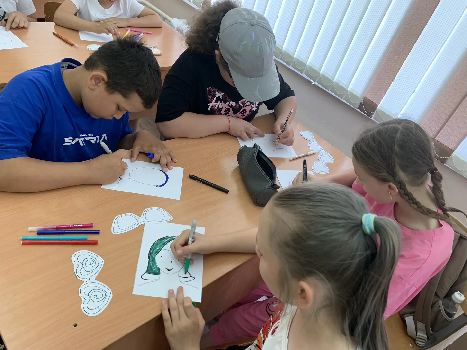 📸 Творческая мастерская: «Автопортрет в солнечных очках»

Сегодня советник директора по воспитанию 