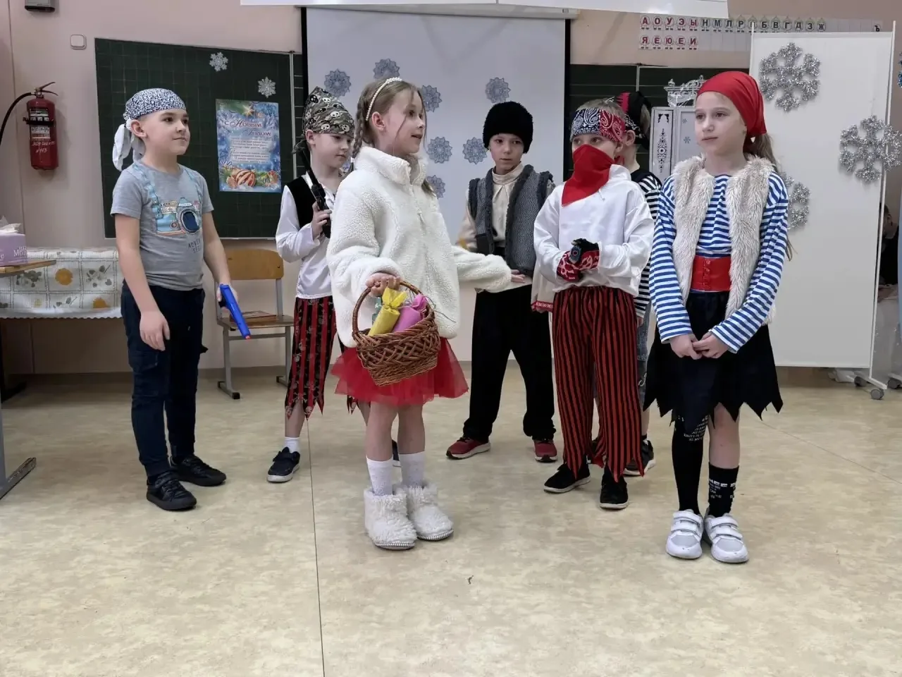 Сказочная премьера от 2 «В» класса  Сегодня состоялась волшебная постановка сказки **«Снежная Короле